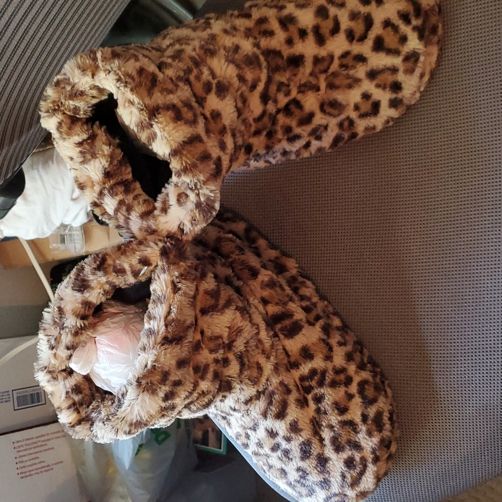 NEW SLIPPERS - NEW - Animal print slippers. Small